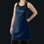 Meisjesachtig donker marineblauw aangepaste script schort<br><div class="desc">Persoonlijk donker marineblauw aangepast modern script naam tekst monogram effen kleur meisjesachtig stijlvol elegant chic donker marineblauw en witte tekst keuken Schort. Aanpassen, personaliseren met naam, citaat, frase of tekst.
Geweldig voor koks, chefs, pottenbakken, keramiek, handwerk, werk, keuken, bakken, bbq, grill, enz</div>