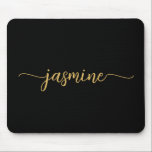 Meisjesachtig Eenvoudig Zwart Goud Persoonlijk Mon Muismat<br><div class="desc">Meisjesachtige zwarte en gouden eenvoudige minimalistische monogram naam handtekening script aangepaste gepersonaliseerde muismat. Deze ontwerpen hebben uw voornaam in een mooie handgeschreven stijl met zwart en goud. Deze zijn eenvoudig aan te passen. Geweldig stijlvol vrouwelijk geschenk voor verjaardag, bruidsfeest, moederdag, sweet 16 verjaardag en het is voor de meid die...</div>