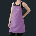Meisjesachtig lavendel aangepast modern script naa schort<br><div class="desc">Persoonlijk lavendel aangepast modern script naam tekst monogram effen effen kleur meisjesachtig stijlvol elegant chic lavendel en witte tekst keuken Schort. Aanpassen,  personaliseren met naam,  citaat,  frase of tekst. Geweldig voor koks,  chefs,  pottenbakken,  keramiek,  ambachten,  werk,  keuken,  bakken,  bbq,  grill,  enz</div>