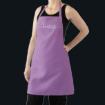 Meisjesachtig lavendel aangepast modern script naa schort<br><div class="desc">Persoonlijk lavendel aangepast modern script naam tekst monogram effen effen kleur meisjesachtig stijlvol elegant chic lavendel en witte tekst keuken Schort. Aanpassen, personaliseren met naam, citaat, frase of tekst. Geweldig voor koks, chefs, pottenbakken, keramiek, ambachten, werk, keuken, bakken, bbq, grill, enz</div>