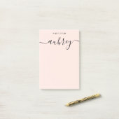 Meisjesachtig monogram kalligrafie roze post-it® notes (Op bureau)