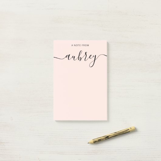 Meisjesachtig monogram kalligrafie roze post-it® notes (Op bureau)