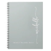 Meisjesachtig sagegroen modern schrift monogram na notitieboek (Voorkant)