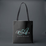 Meisjesachtig Teal Groen Chic Zwart Schrift Naam M Tote Bag<br><div class="desc">Personaliseer uw mooie, met monogram beletterde trendy zwarte boodschappentas! De onderstaande tekst kan worden aangepast aan uw gewenste zin of zelfs uw volledige naam; u kunt deze ook verwijderen als u dat wilt. Als u hulp nodig heeft, neem dan contact met ons op via belytaliarecipes@gmail.com, en we helpen u graag...</div>