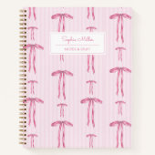 Meisjesachtige Coquette Roze Strik Monogram Naam Notitieboek (Voorkant)