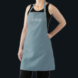 Meisjesachtige donkere stoffige blauwe aangepaste  schort<br><div class="desc">Persoonlijke donkere stoffige blauwe aangepaste moderne scriptnaam tekst monogram effen effen kleur eenvoudig meisjesachtig stijlvol elegant chic donkere stoffige blauwe en witte tekst keuken Schort. Pas aan,  personaliseer het met naam,  citaat,  frase of tekst. Geweldig voor koks,  chefs,  pottenbakken,  keramiek,  ambachten,  werk,  keuken,  bakken,  bbq,  grill,  enz</div>