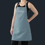 Meisjesachtige donkere stoffige blauwe aangepaste schort<br><div class="desc">Persoonlijke donkere stoffige blauwe aangepaste moderne scriptnaam tekst monogram effen effen kleur eenvoudig meisjesachtig stijlvol elegant chic donkere stoffige blauwe en witte tekst keuken Schort. Pas aan, personaliseer het met naam, citaat, frase of tekst. Geweldig voor koks, chefs, pottenbakken, keramiek, ambachten, werk, keuken, bakken, bbq, grill, enz</div>