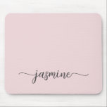 Meisjesachtige Eenvoudige Blos Roze Persoonlijke M Muismat<br><div class="desc">Meisjesachtige Blos Roze Eenvoudige Minimalistische Monogram Naam Handtekening Script Aangepaste gepersonaliseerde muismat. Deze ontwerpen hebben uw voornaam in een mooie handgeschreven stijl met zwierende staart lettertypografie op lichtpastel blos roze of stoffig roze. Deze zijn eenvoudig aan te passen. Geweldig stijlvol vrouwelijk cadeau voor verjaardag, bruidsuitnodiging, moedersdag, sweet 16 verjaardag en...</div>