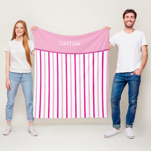 Meisjesachtige pastel roze witte strepen naam fleece deken (In situ)