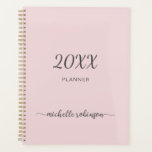 Meisjesachtige Roze Monogram Naam Script 2023 Plan Planner<br><div class="desc">Minimalistische Eenvoudige Vrouwelijke Schone Roze Roze Monogram Naam Handtekening Script Aangepaste Gepersonaliseerde 2023 of elke jaar Planner. Dit ontwerp met je voornaam in een mooie handgeschreven stijl met zwierende staart lettertype handtekening typografie (of kalligrafie) op een stoffige roze of licht pastel roze achtergrond. Deze zijn gemakkelijk aan te passen. Geweldig...</div>