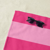 Meisjesachtige Roze Streep Script Naam Monogram Strandlaken (In situ)