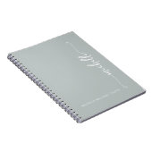 Meisjesachtige saliegroene moderne script monogram notitieboek (Rechterzijde)