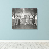 Meisjesavondje uit, 1938 canvas afdruk (Insitu (Houten vloer))