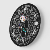 Meisjesdag van de schattige kat en grijze vocht grote klok (Hoek)