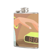 Meisjeshand die de alarmklok aandrukt heupfles (Links)