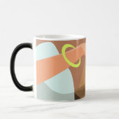 Meisjeshand die de alarmklok aandrukt magische mok (Links)