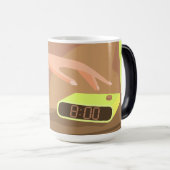 Meisjeshand die de alarmklok aandrukt magische mok (Voorkant rechts)