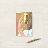 Meisjeshand die de alarmklok aandrukt post-it® notes (Op bureau)