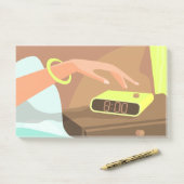 Meisjeshand die de alarmklok aandrukt post-it® notes (Op bureau)