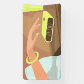 Meisjeshand die de alarmklok aandrukt spandoek (Verticaal)