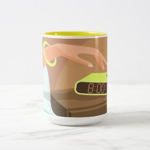 Meisjeshand die op de sluimerknop van de wekker dr tweekleurige koffiemok