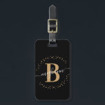Meisjeslegant Black Gold Name Monogram Script Bagagelabel<br><div class="desc">Meisjes,  minimalistisch,  eenvoudig,  modern,  zwart en goudmonogram initiaal,  naam script aangepast monogrammed bagagelabel. Met een monogram initiaal en een girale naam handtekeningscript in een handgeschreven calligrafie lettertype met spoelstaart en gestippeld cirkelvormig lijst rond uw monogram.</div>