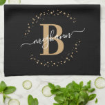 Meisjeslegant Black Gold Name Monogram Script Theedoek<br><div class="desc">Meisjes, elegant, modern, zwart en gouden monogram initiaal, naam script, op maat gesneden keukenhanddoek. Met een monogram initiaal en een girale naam script in een handgeschreven kalligrafie spoelt het staartlettertype en een gestippeld cirkelvormig lijst rond uw monogram. Perfect vrouwelijk geschenk voor zus, moeder, vriendin, verjaardag, bruiloft, vrijgezellenfeest, zoete 16-jarige verjaardag,...</div>