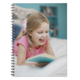 Meisjeslekken in het boek voor lezen in bed notitieboek