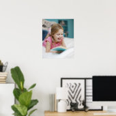 Meisjeslekken in het boek voor lezen in bed poster (Thuiskantoor)