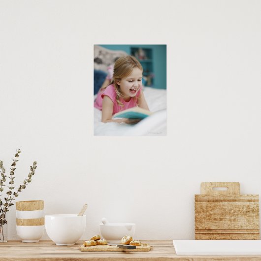 Meisjeslekken in het boek voor lezen in bed poster (Keuken)