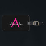 Meisjesmonogram naam van hot-roze zwart script bagagelabel<br><div class="desc">Zwart en Hot Pink Monogram Voeg je eigen naam Script Bagagetas Label De tas label maakt de perfecte lieve 16 jarige,  bruiloft,  vrijgezellenfeest,  baby shower of vrijgezellenfeest cadeau voor iemand het versieren van haar kamer in stijl.</div>