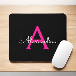 Meisjesmonogram naam van hot-roze zwart script muismat<br><div class="desc">Het hete Roze en Zwarte Monogram voegen Uw Eigen Naam Mousepad (Muismat) toe. Dit maakt de perfecte liefhebbende 16 verjaardag,  bruiloft,  vrijgezellenfeest,  verjaardagsdag,  baby shower of vrijgezellenfeest voor iemand die van luxe glam en stijl houdt.</div>