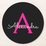 Meisjesmonogram naam van hot-roze zwart script ronde kartonnen onderzetter<br><div class="desc">Zwart en warm roze Eenvoudig Manuscript noemen de Onderzetters van het Monogram van het Manuscript Papier. Dit maakt het perfecte afstuderen,  de verjaardag,  de bruiloft,  het vrijgezellenfeest,  de verjaardag,  het baby shower of het bachelorette feest cadeau voor iemand die van glam luxe en chic stijlen houdt.</div>