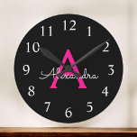 Meisjesmonogram naam van hot-roze zwart script ronde klok<br><div class="desc">Hot-roze en Black Simple Script Monogram Name Clock. Dit maakt de perfecte liefhebbende 16 verjaardag,  bruiloft,  vrijgezellenfeest,  verjaardagsdag,  baby shower of vrijgezellenfeest voor iemand die van luxe glam en stijl houdt.</div>