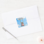 Meisjesmuis Op een Zomer Schommel Vierkante Sticker (Envelop)