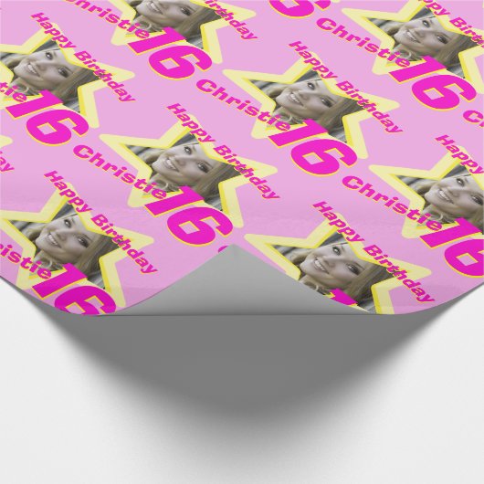 Meisjesnaam foto 16e verjaardag roze & gele ster cadeaupapier (Hoek)
