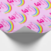 Meisjesnaam regenboog op 3e verjaardag gepatterde  cadeaupapier (Hoek)