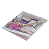 Meisjesoefening in Gym Tegeltje (Zijkant)