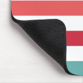 Meisjesregenboogbrede horizontale strepen met naam muismat (Hoek)