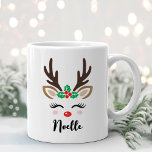 Meisjesrendiergezicht Persoonlijke kerstnaam Koffiemok<br><div class="desc">Een mooie kerstkoffie of een hete cacaomok is een illustratie van een zoete rendiermeisje met wimpers, rooskleurige kreupelwangen, een holly berry greenery decoratie op haar geweien, en een glanzende rode neus. Pas deze feestelijke mok van de hete chocolade met een voornaam of andere douanetekst aan. Maakt een leuk cadeautje voor...</div>