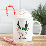 Meisjesrendiergezicht Persoonlijke kerstnaam Koffiemok<br><div class="desc">Een mooie kerstkoffie of een hete cacaomok is een illustratie van een zoete rendiermeisje met wimpers, rooskleurige kreupelwangen, een groene boog op haar geweien en een glanzende rode neus. Pas deze feestelijke mok van de hete chocolade met een voornaam of andere douanetekst aan. Maakt een leuk cadeautje voor elk meisje...</div>