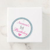 Meisjesroze en lichtblauw glitter 1e verjaardag bedankjes labels (In situ)