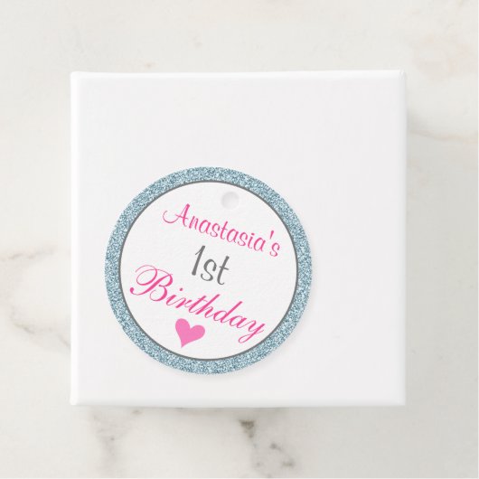 Meisjesroze en lichtblauw glitter 1e verjaardag bedankjes labels (In situ)