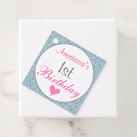Meisjesroze en lichtblauw glitter 1e verjaardag bedankjes labels (In situ)