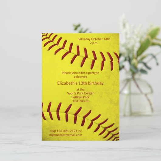 meisjessoftball- verjaardag of teamparty kaart (Staand voorkant)