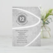 meisjesspeelse basketbal verjaardagsfeestje kaart (Staand voorkant)