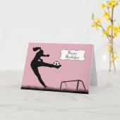 Meisjesvoetballer die een bal schopt voor Birthday Kaart (Gele Bloem)