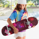 Meisroze Floral Aangepaste Aangepaste Naam Persoonlijk Skateboard<br><div class="desc">Meisjes Roze Floral Aangepaste Skateboard van de Naam kenmerkt uw persoonlijke naam in moderne typografie op een bruine achtergrond die voorzien is van roze bloemen. Personaliseer door de tekst in het verstrekte tekstvakje uit te geven. Geef een aangepast geschenk, een gepersonaliseerd skateboard aan je favoriete skateboarder voor Kerstmis, verjaardag of...</div>