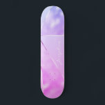 Meisroze glitter moderne naam gepersonaliseerd coo persoonlijk skateboard<br><div class="desc">Roze en lichte paarse faux-folie glitter zilver metallisch stijlbord.          Gemakkelijk om met jouw naam in hand letterlijke handtekeningsstijl te personaliseren. Het kan een schattig cadeau zijn voor een tienermeisje op 16 zoete,  Quinceanera,  afstuderen,  verjaardag,  Kerstmis of andere gelegenheden.</div>