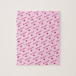 Meisroze herhalingsnaam en -hart legpuzzel<br><div class="desc">Deze leuke puzzel houdt haar nog lange uren vermaken als ze erin zit. Hij heeft een leuk,  meisje patroon van haar naam,  afwisselend met harten op een roze achtergrond. Een moeilijk patroon voor een puzzel maakt het een mooie uitdaging.</div>